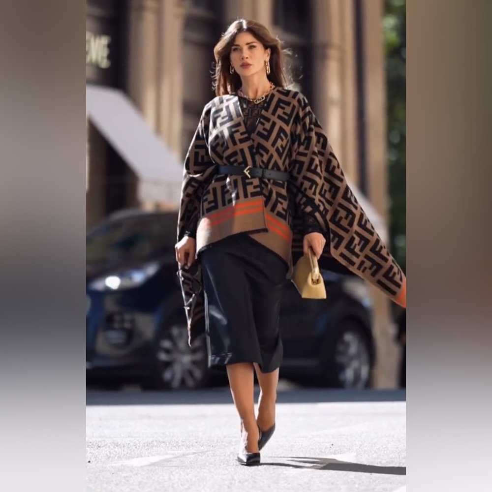 NEW Fall 26’ FENDI Roma 🤍 w/ Tags Reversible Shawl Brushed Poncho Scarf Wrap - Picture 6 of 17